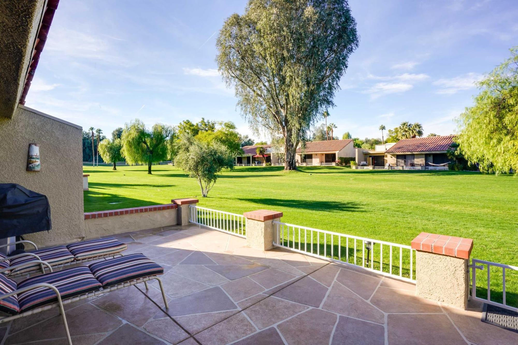 - Golf Course View And Pool Access Apartment