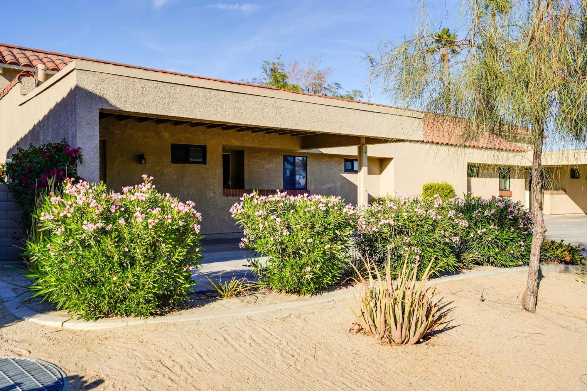 - Golf Course View And Pool Access Apartment *