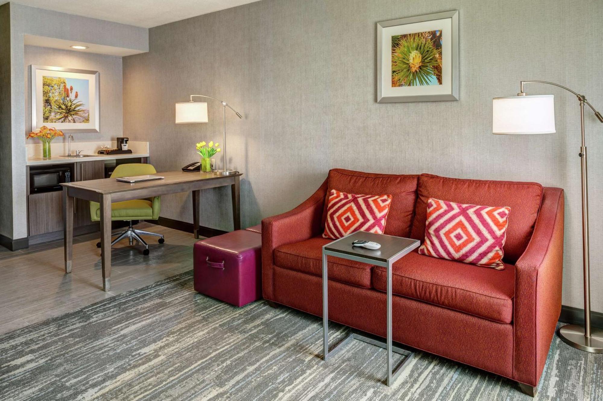 Hampton & 3* Palm Desert