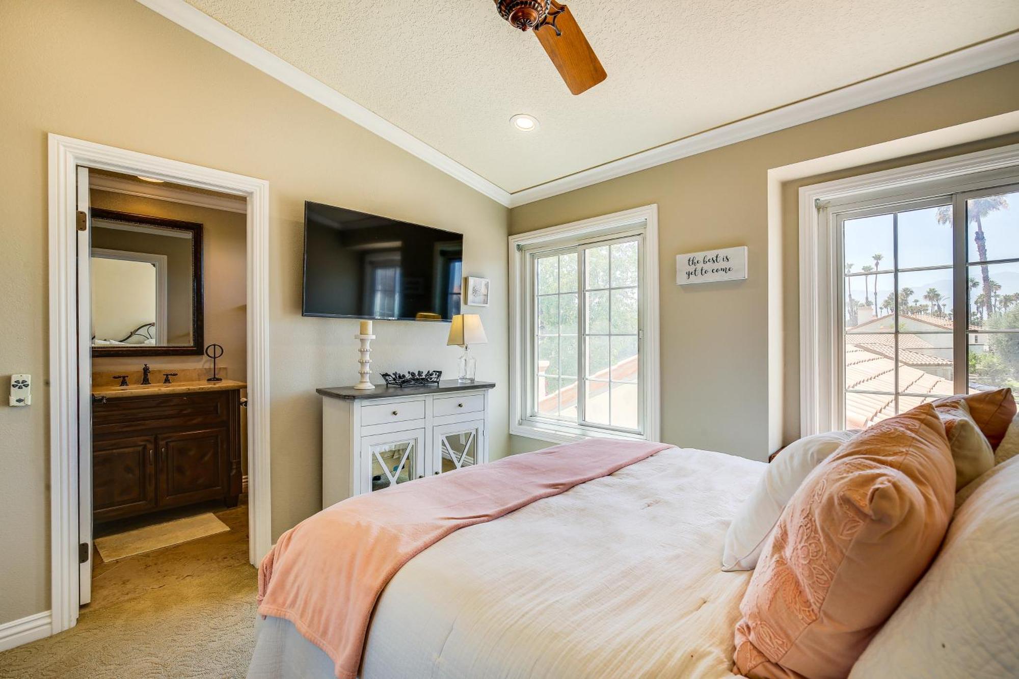 Townhome With Pool Access And Golf Course!