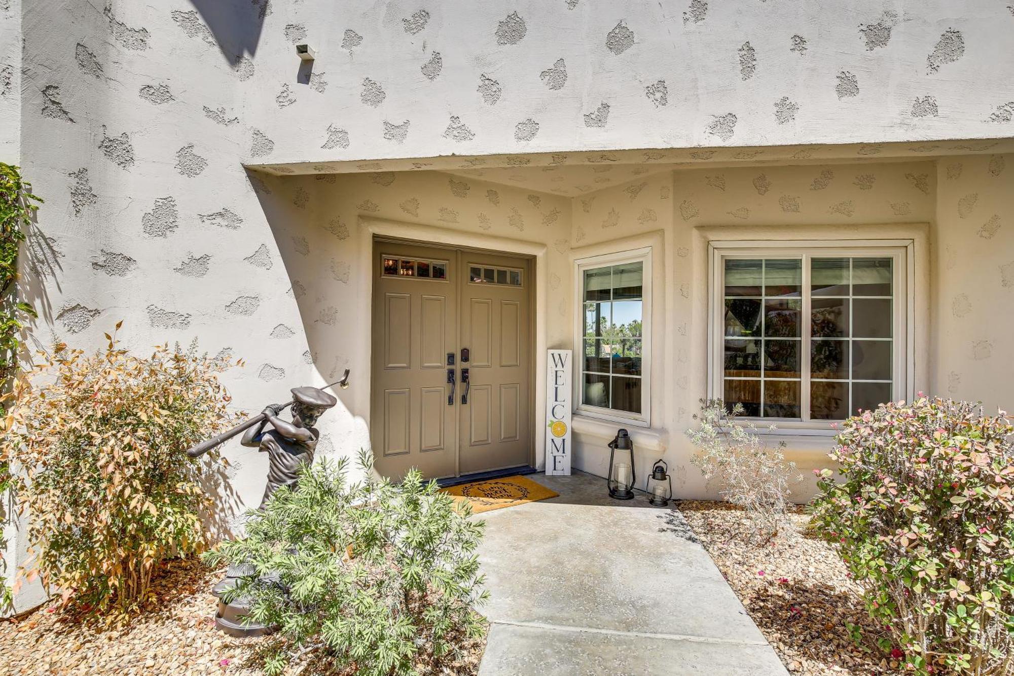 Townhome With Pool Access And Golf Course!