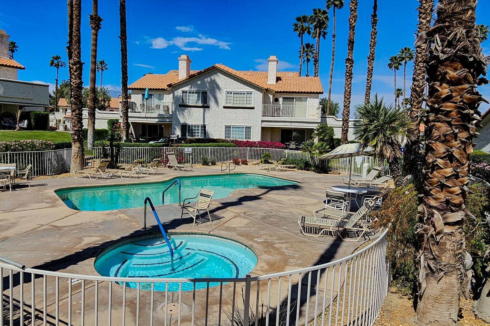 Apartment Desert Falls In *