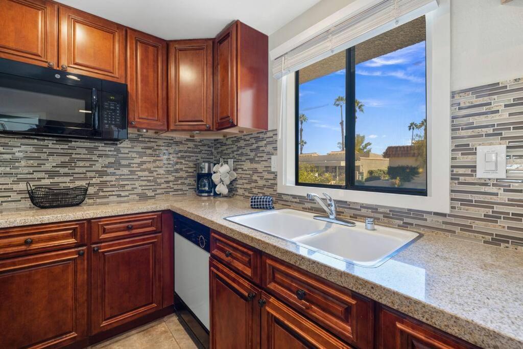 A Tranquil Away From Home! Holiday home Palm Desert