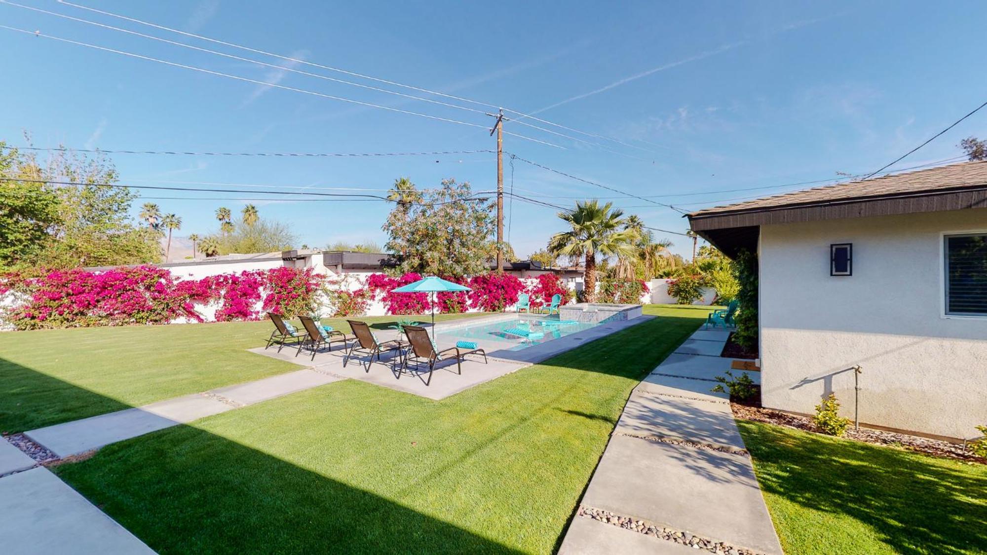 Holiday home Mini Is Yours Fun In The Sun With Massive Back Yard A Please Surprise Upon Arrival At Your Mini Palm Desert