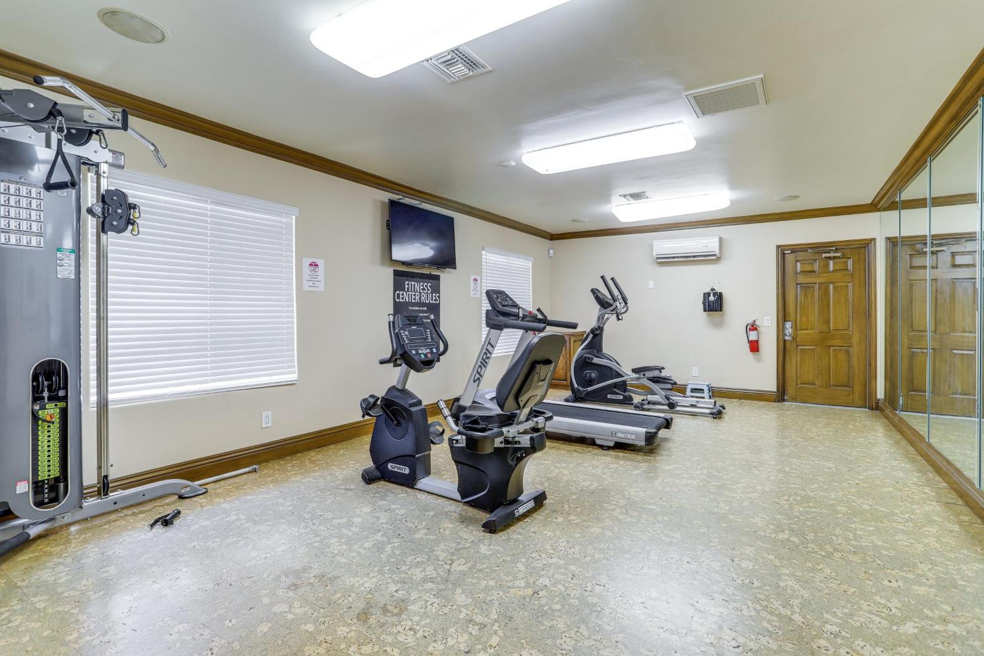 With Community Pool Near Golf! Apartment Palm Desert