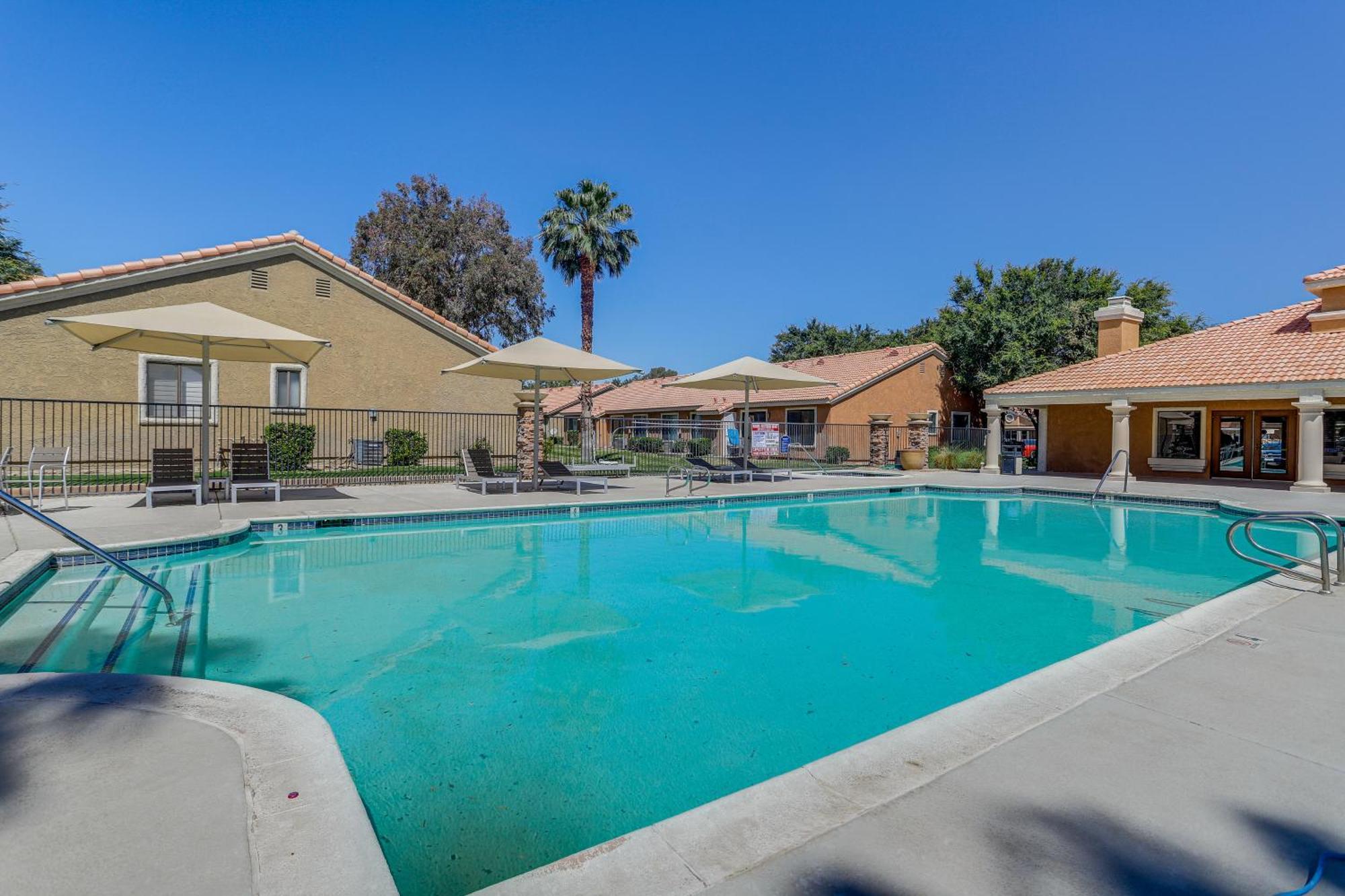 With Community Pool Near Golf! Apartment *