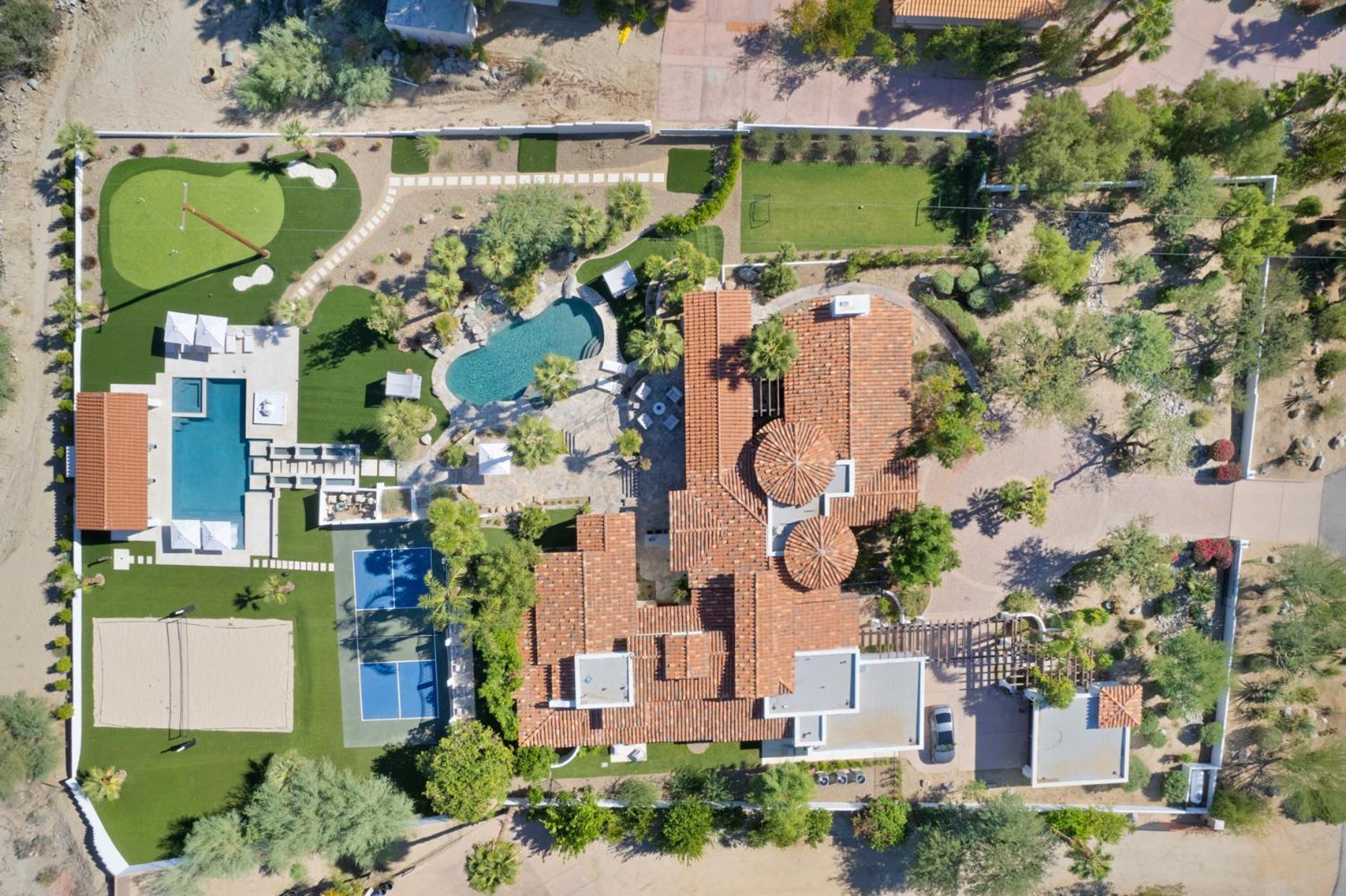 Jaguar Estate - Private Lush Estate With 2 Incredible Pools And Spas, Pickleball And Style Yard Palm Desert