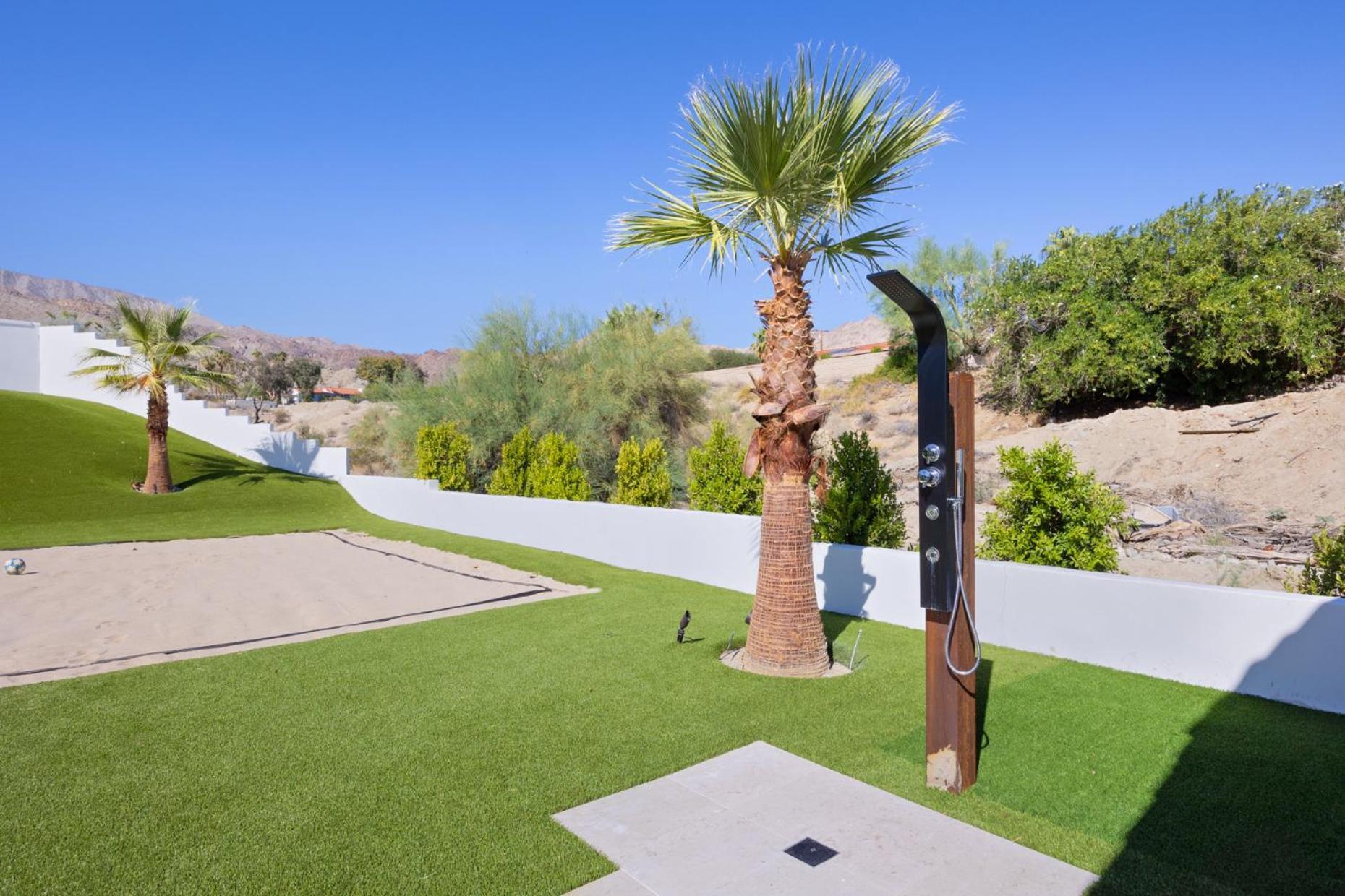 Jaguar Estate - Private Lush Estate With 2 Incredible Pools And Spas, Pickleball And Style Yard * Palm Desert