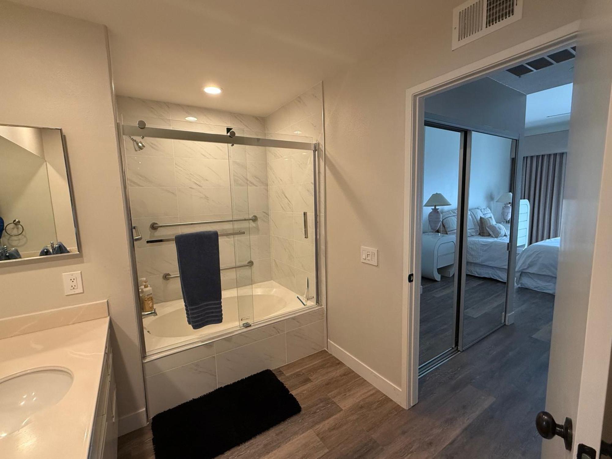 Palm Valley Country Club, Pickleball, Tennis, Gym, Clubhouse, Swimming Pools, Lux, Spac 2 Bdrms Den 2 Ba Holiday home Palm Desert