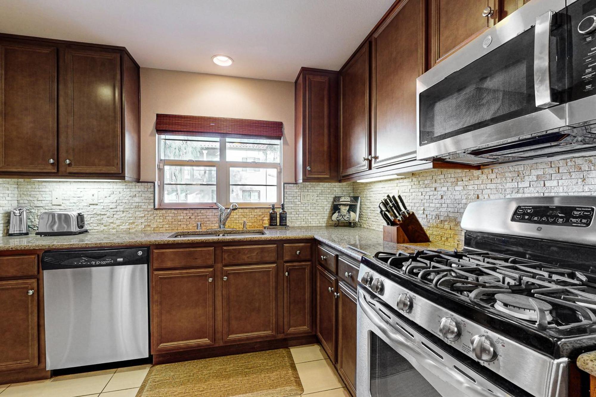 Desert Luxury At Spanish Walk Apartment *