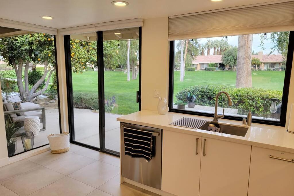 Holiday home High-end Mid-century On The Golf Course Palm Desert