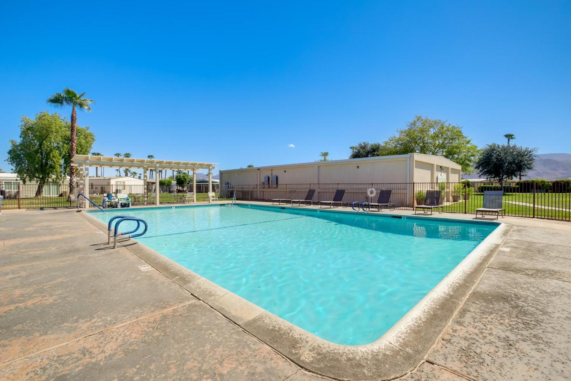 Golf Course On-site Peaceful In Apartment Palm Desert