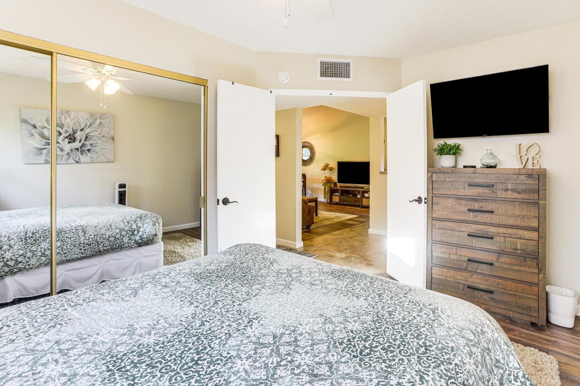 Golf Course On-site Peaceful In Apartment