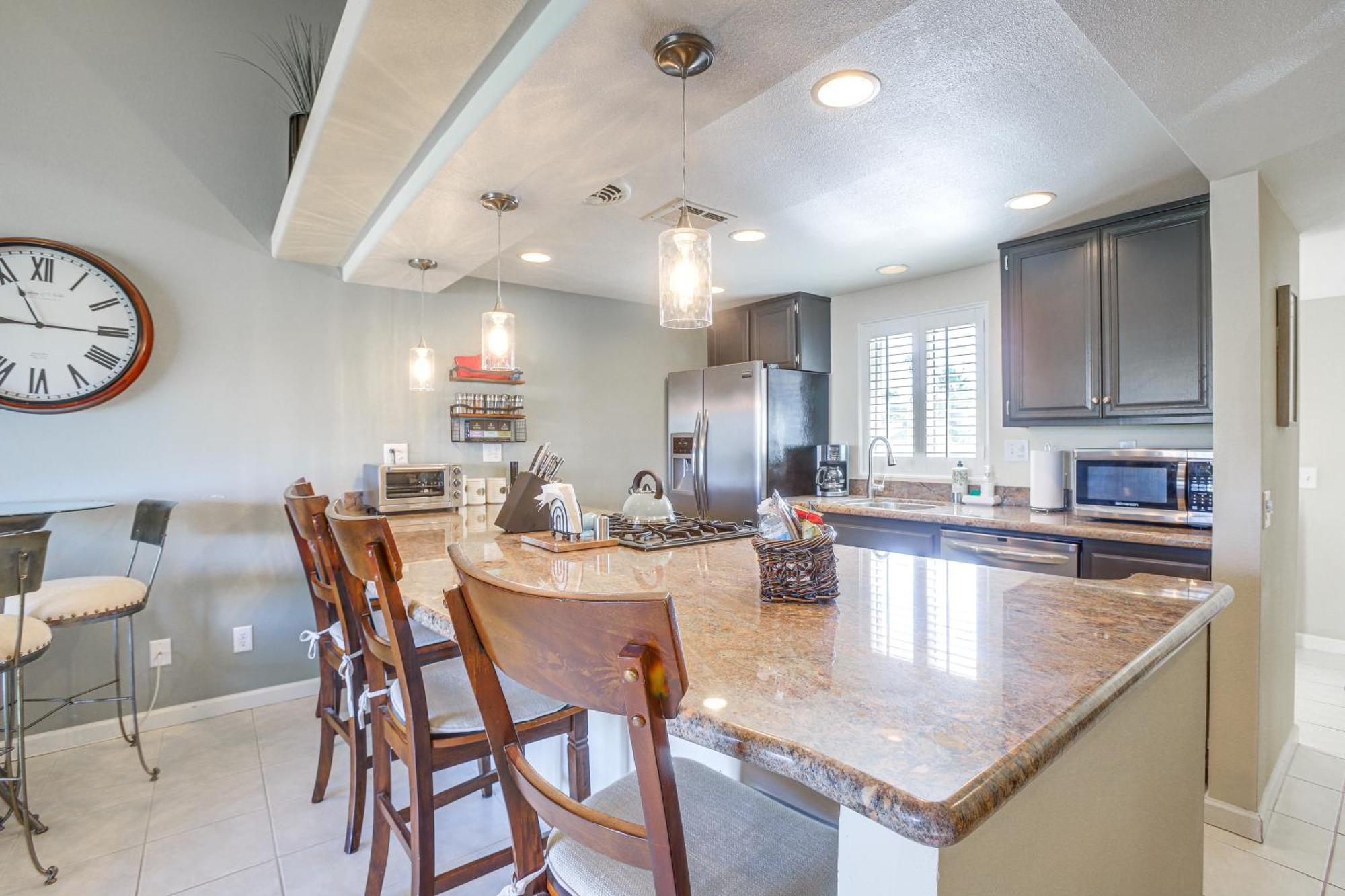 Games, Grill And Golf Course View Gem! Apartment
