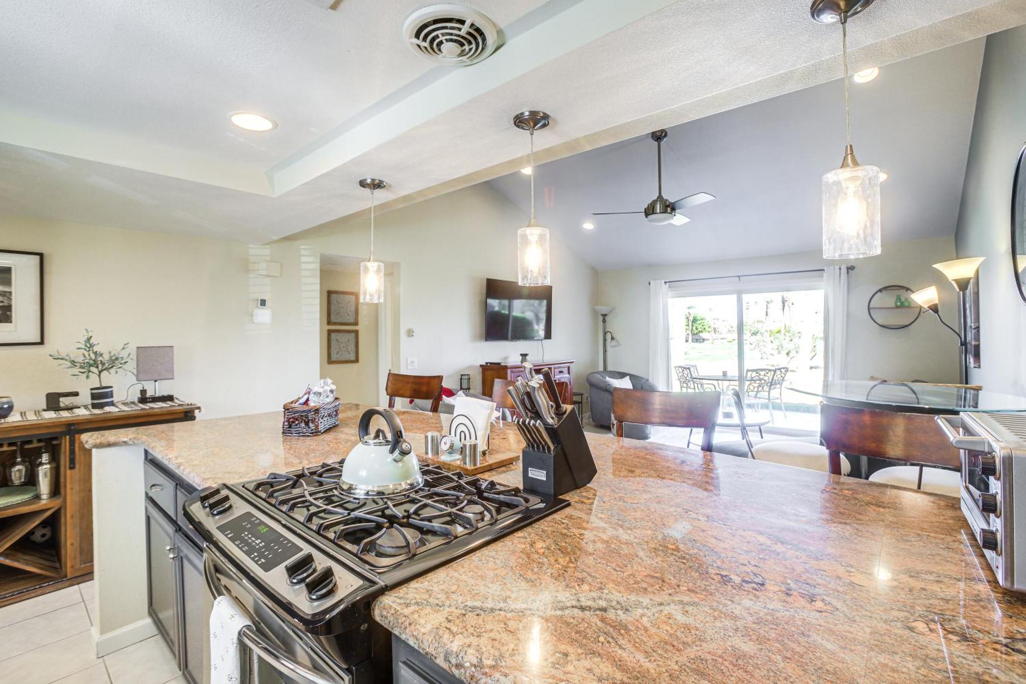 Games, Grill And Golf Course View Gem! Apartment *