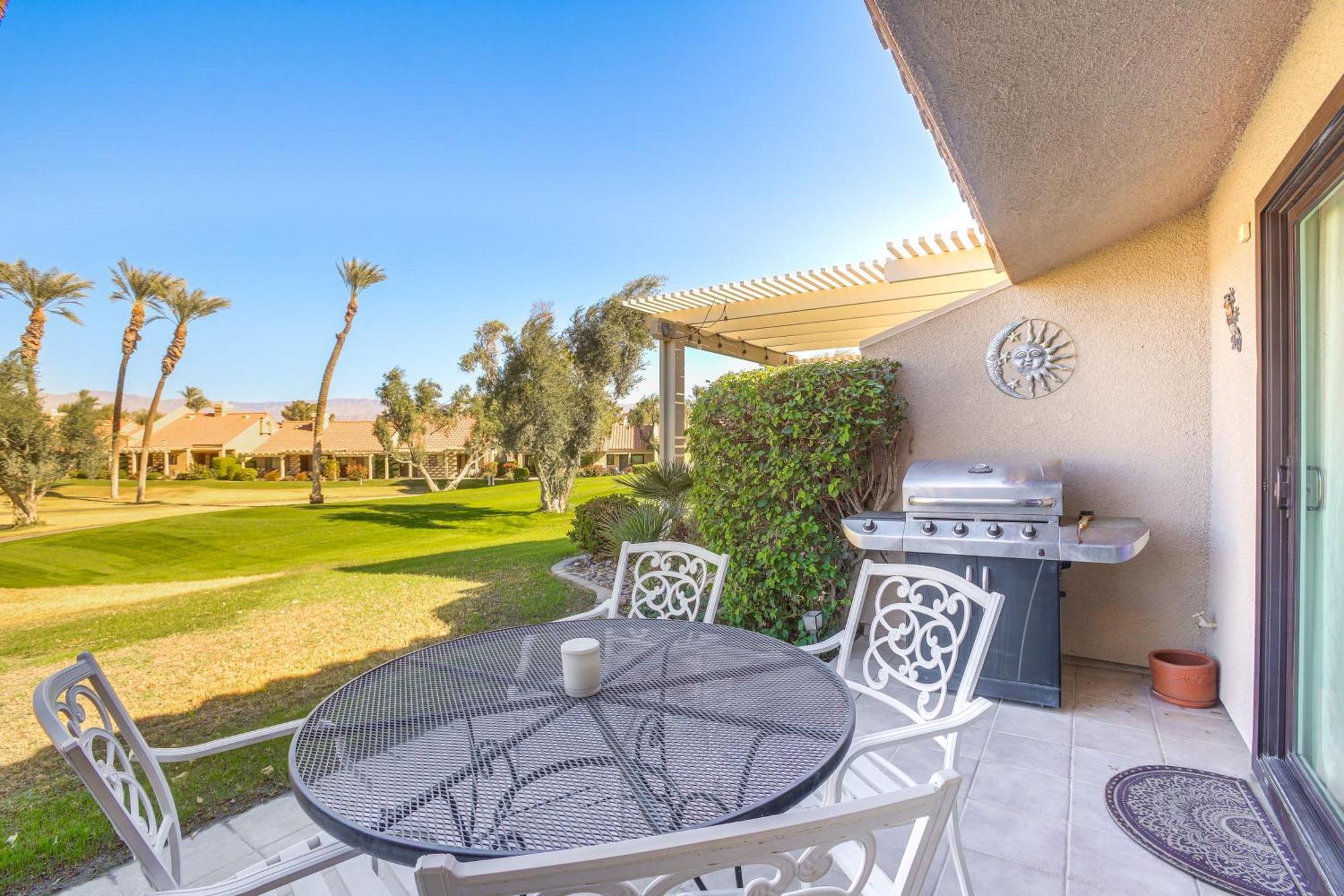 Apartment Games, Grill And Golf Course View Gem!
