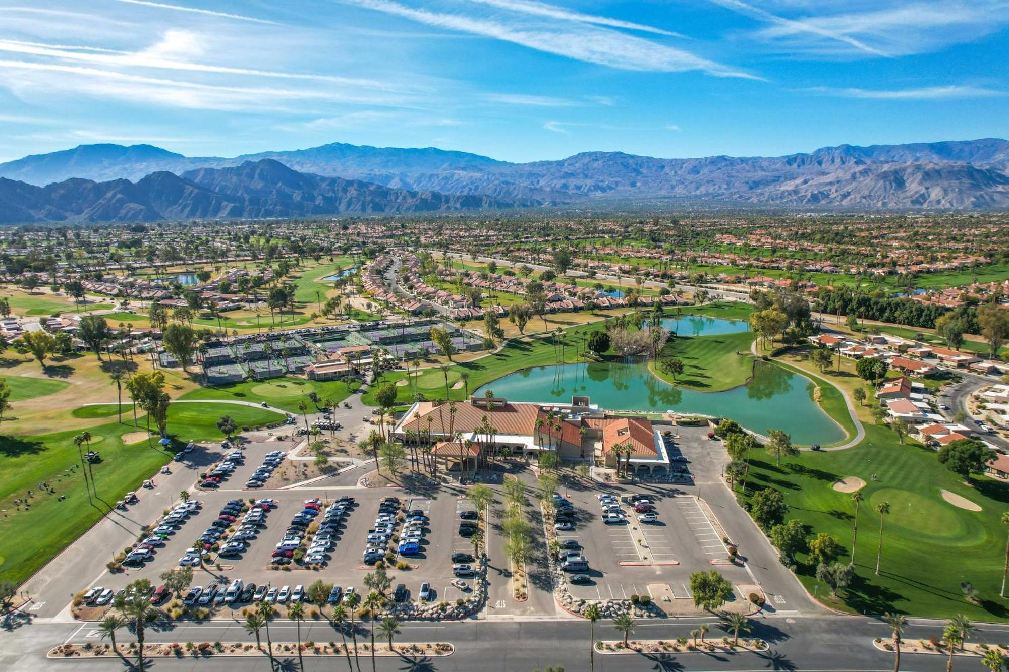 Games, Grill And Golf Course View Gem! Apartment
