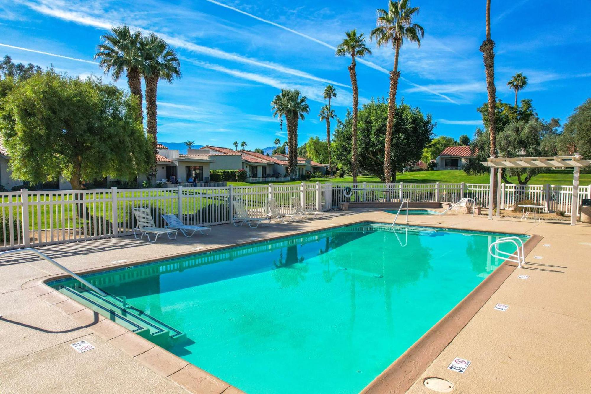 Apartment Games, Grill And Golf Course View Gem!