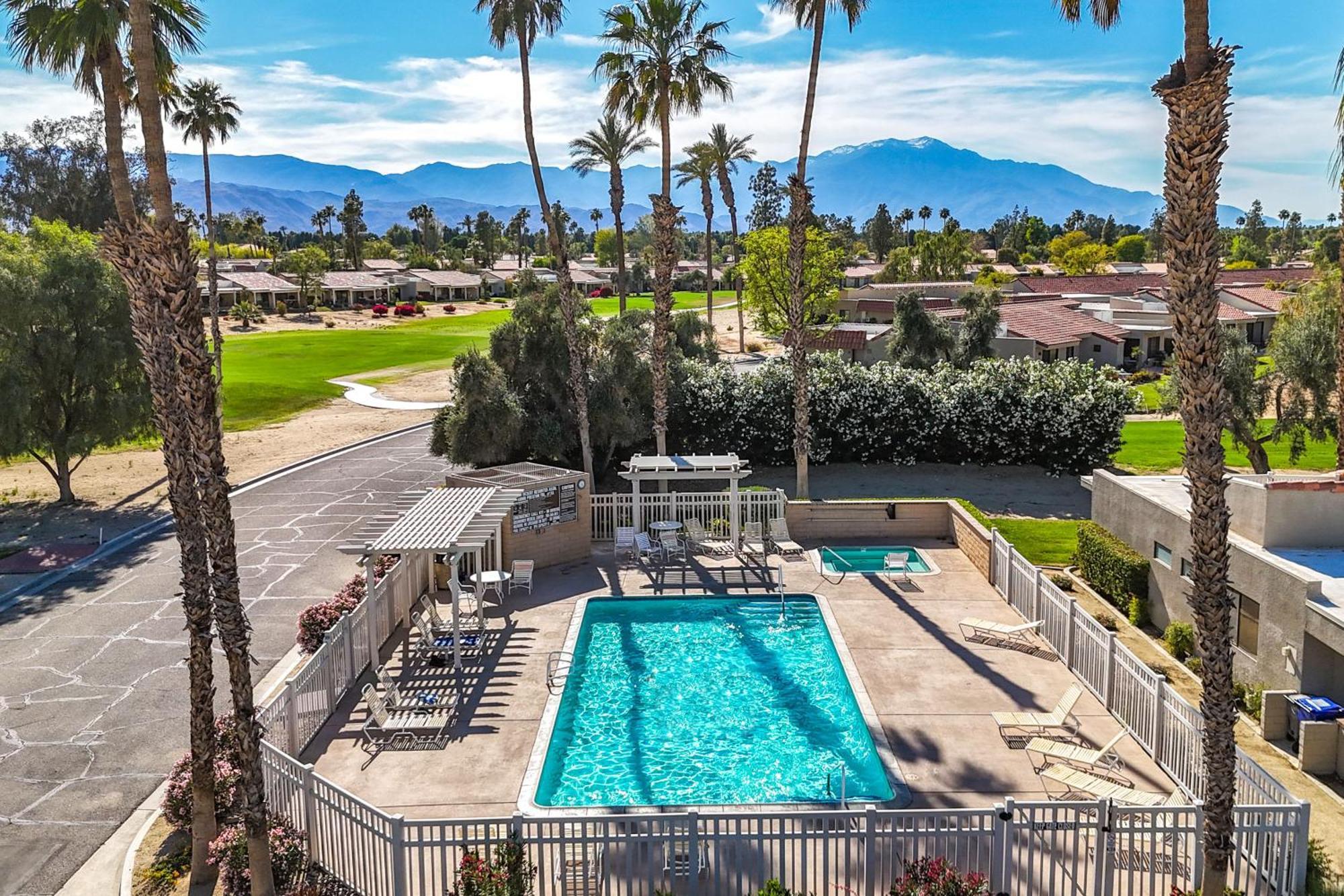 Apartment Games, Grill And Golf Course View Gem!