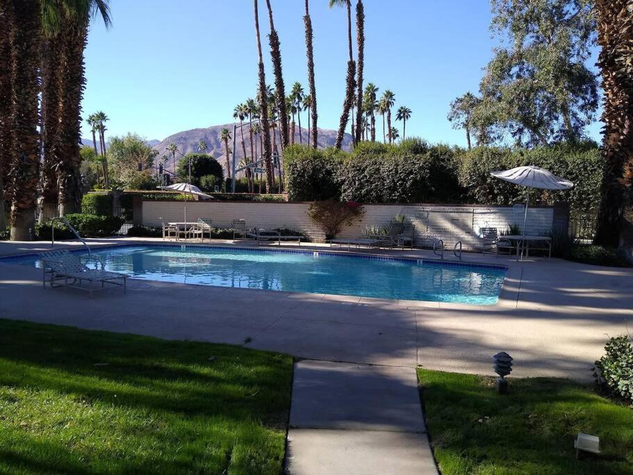 Upscale Mid Century On The W Private Hot Tub Holiday home Palm Desert