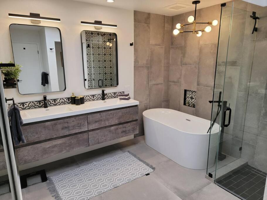 Upscale Mid Century On The W Private Hot Tub * Palm Desert