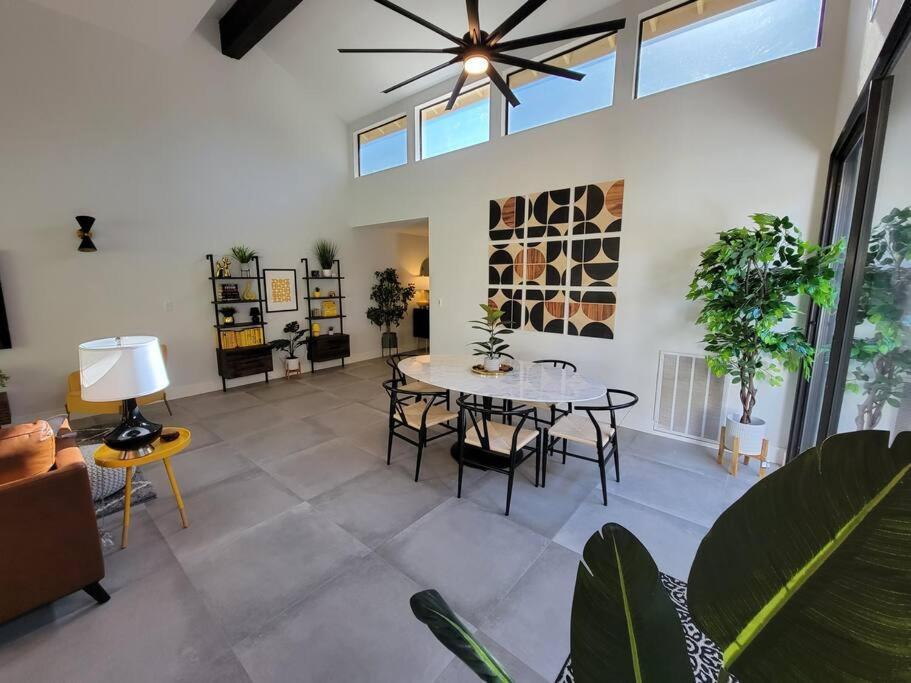 Upscale Mid Century On The W Private Hot Tub