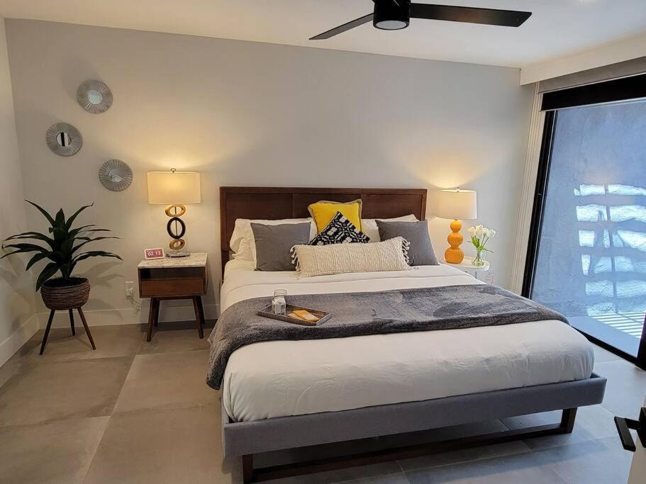 Upscale Mid Century On The W Private Hot Tub Holiday home
