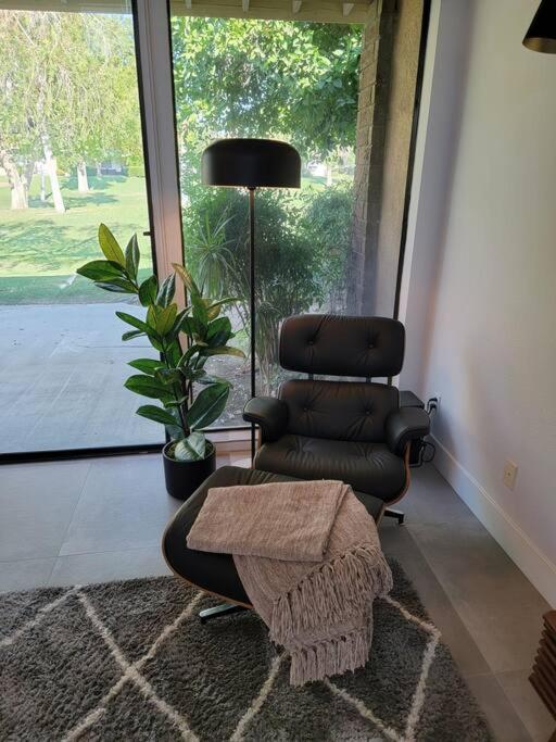 Upscale Mid Century On The W Private Hot Tub Holiday home Palm Desert