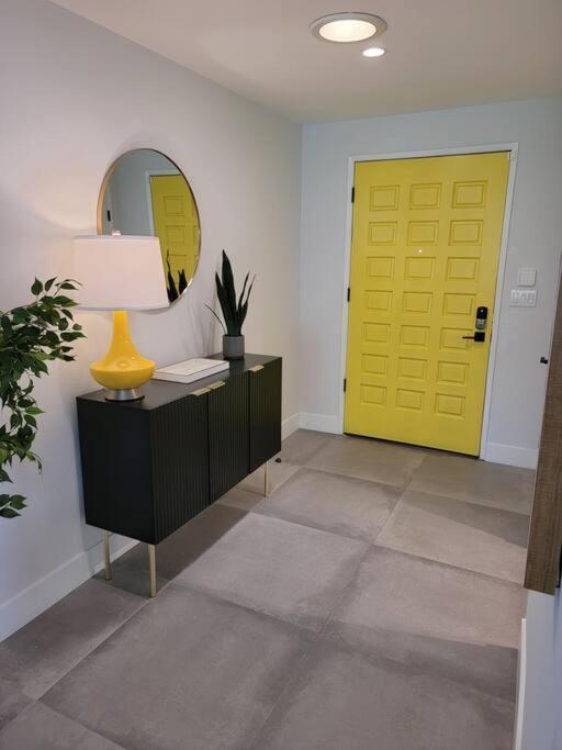 Upscale Mid Century On The W Private Hot Tub Holiday home *