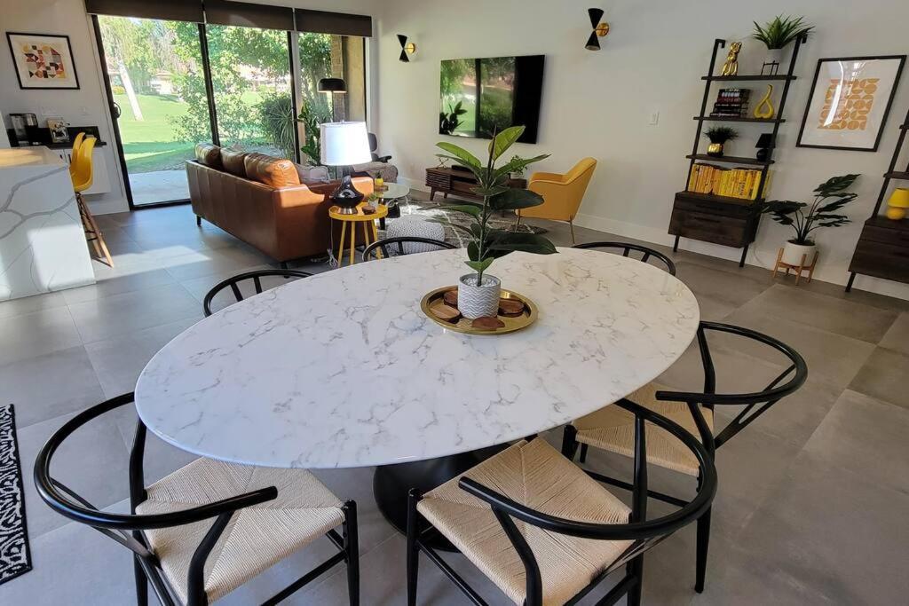 Upscale Mid Century On The W Private Hot Tub Holiday home *
