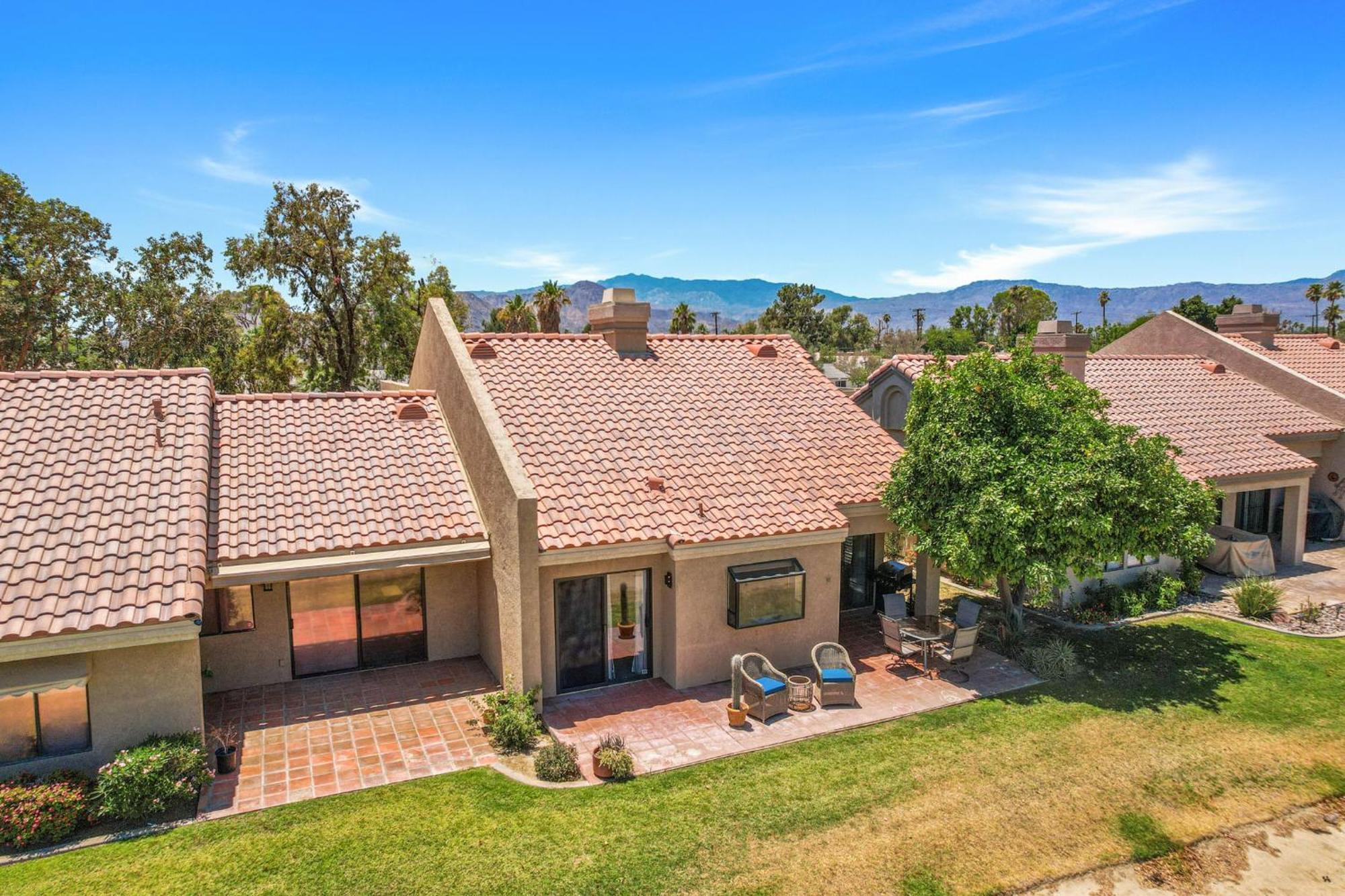 With Golf And Mountain Views! * Palm Desert