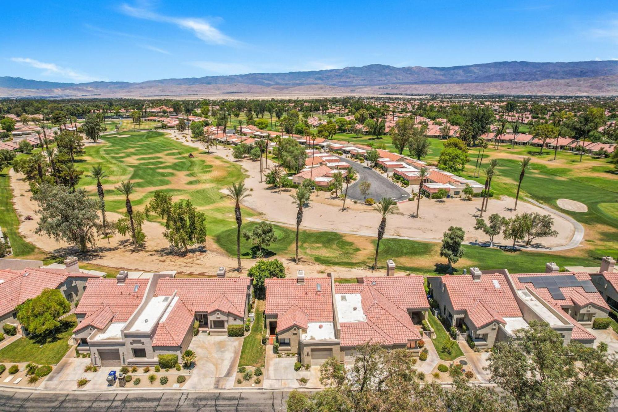 With Golf And Mountain Views! Holiday home