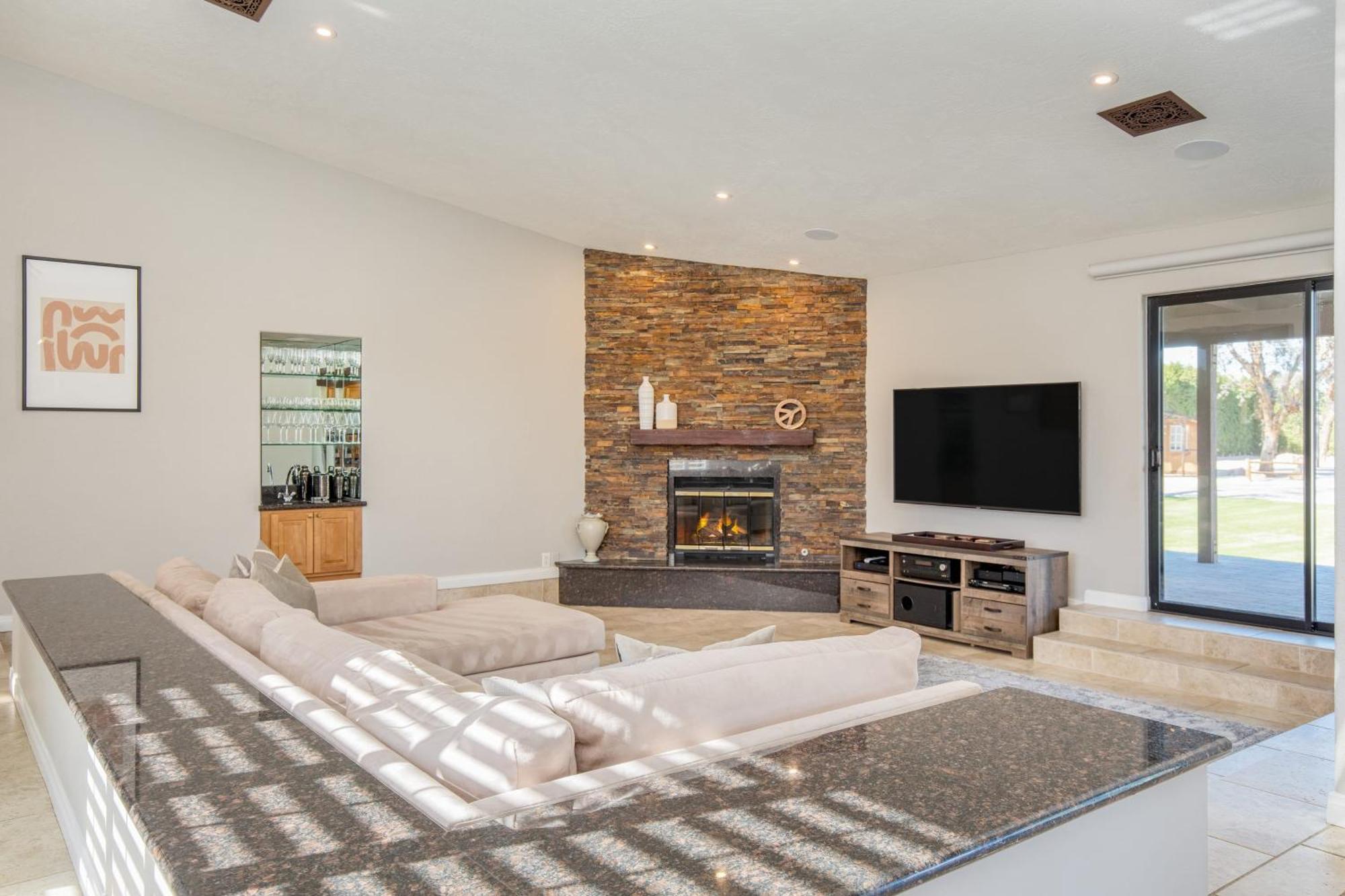 Pool Sports Court Game Garage Fire Pit Casita Olivano Ranch By Avantstay Holiday home *