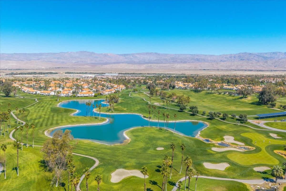 Desert Court Oasis- Views Pools And Perfection Villa
