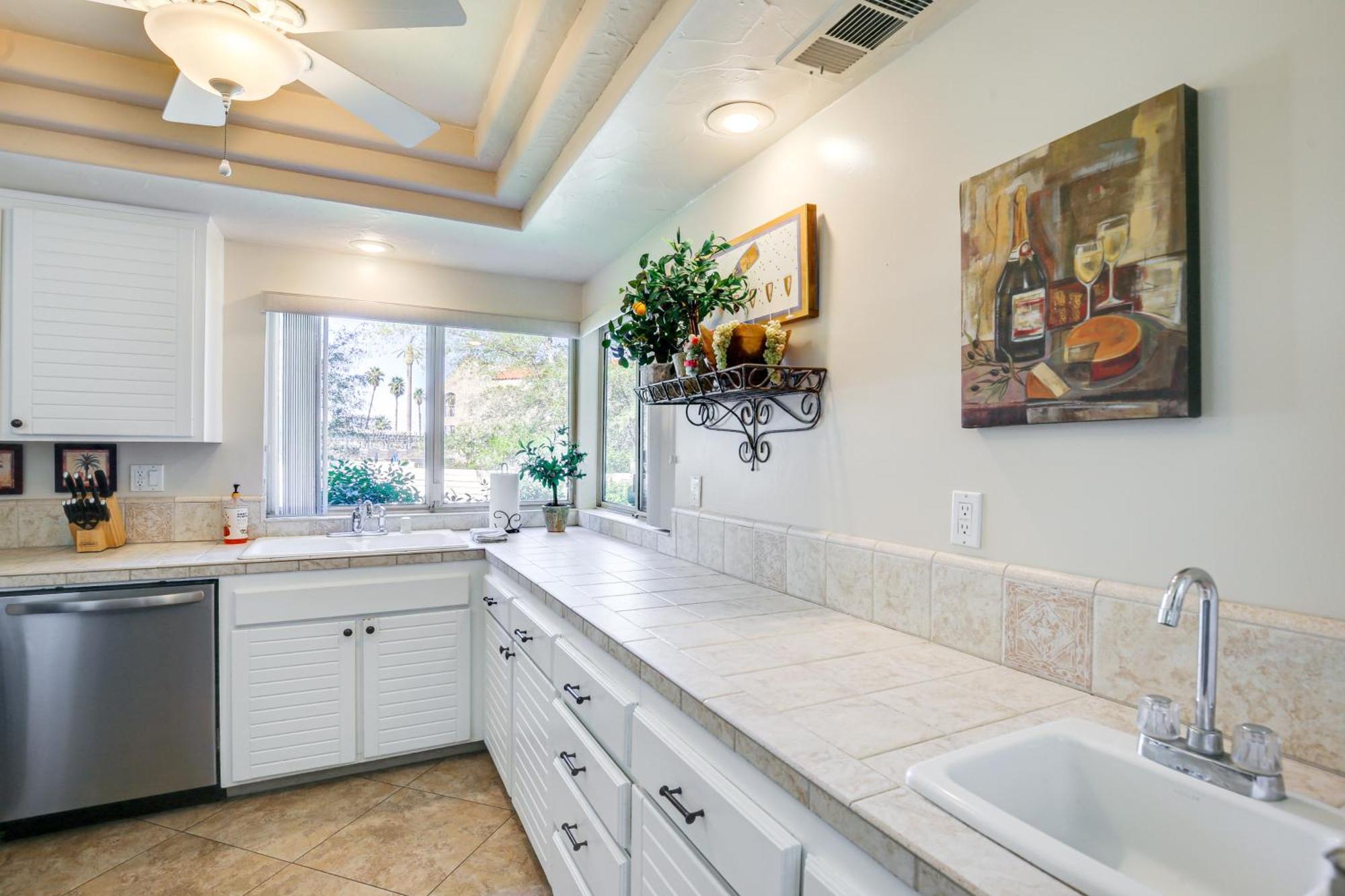 4 Mi To Indian Wells Bright Townhome! Holiday home