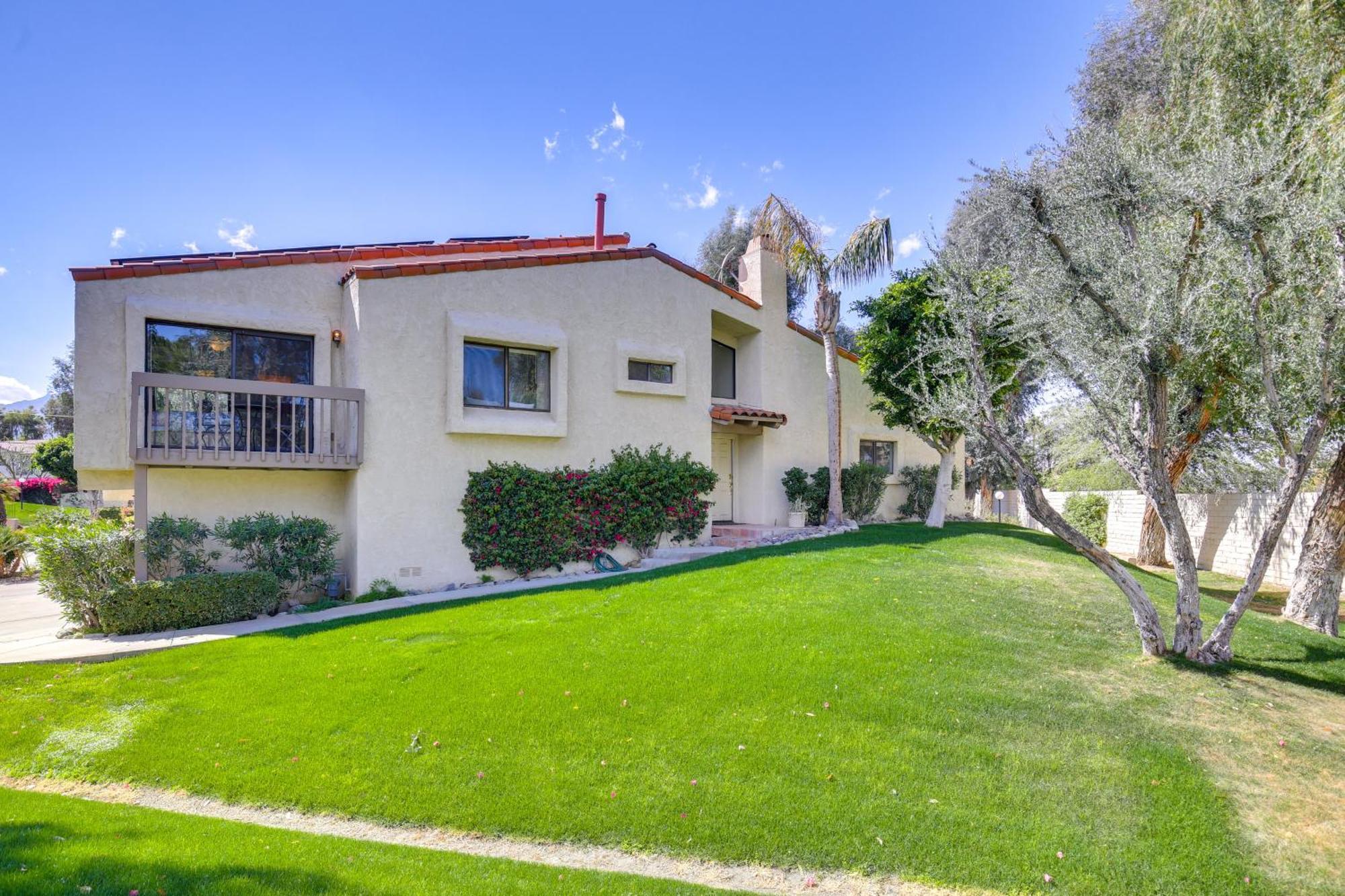4 Mi To Indian Wells Bright Townhome! Holiday home