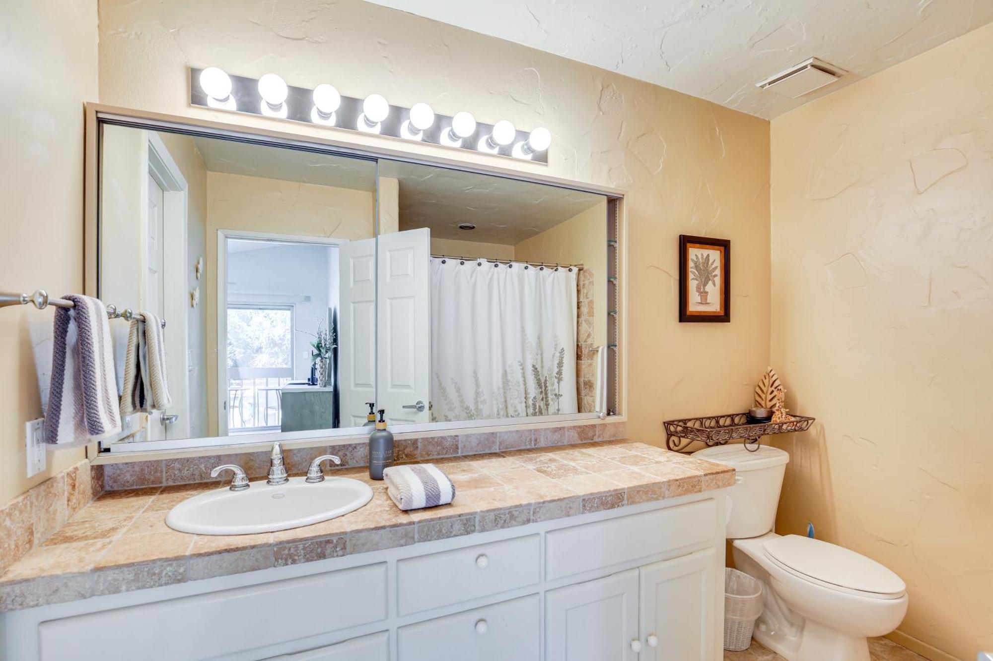 4 Mi To Indian Wells Bright Townhome!