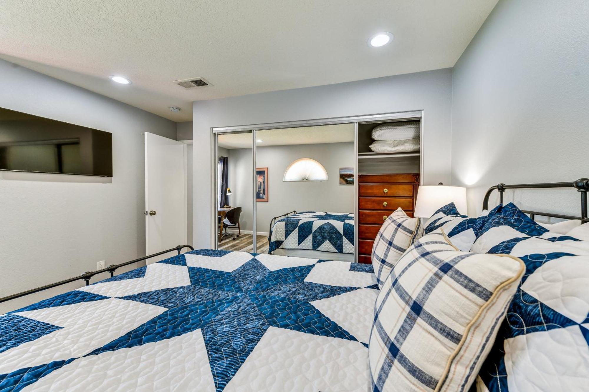 Apartment Newly Renovated Community Pool!