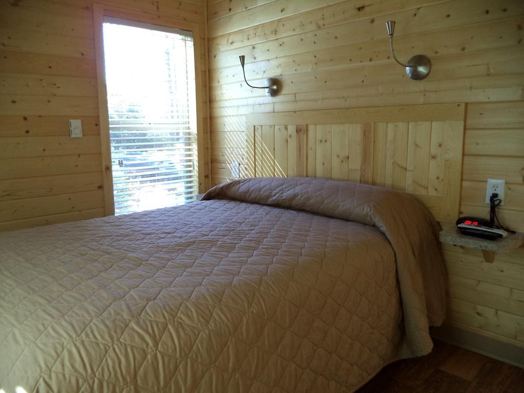 Palm Springs Camping Cabin 4 *