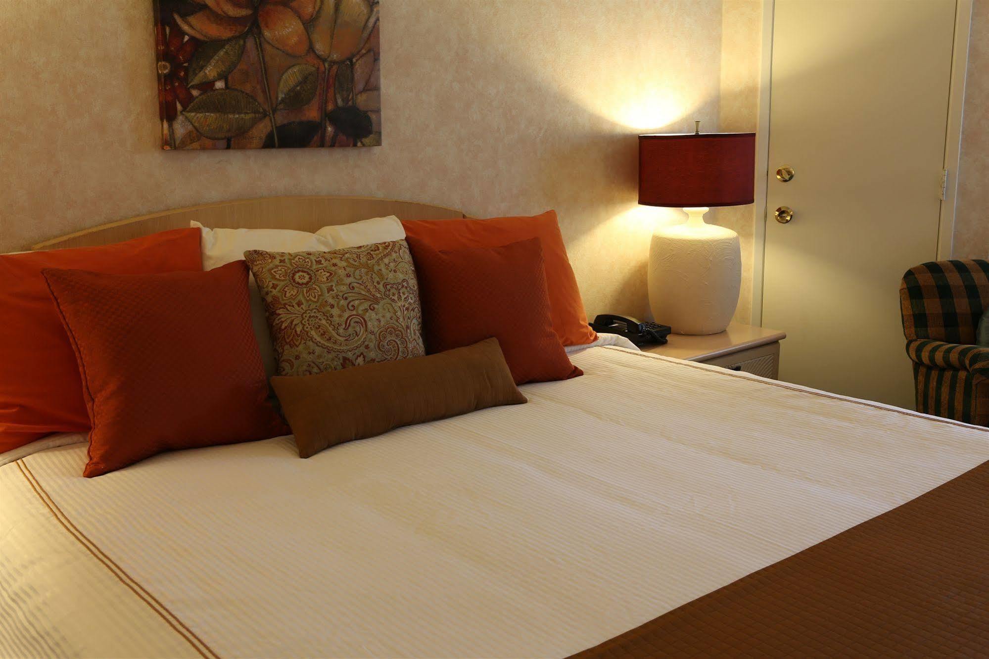 The At Deep Canyon Hotel 3*