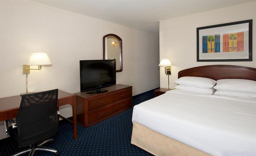 Courtyard 3*