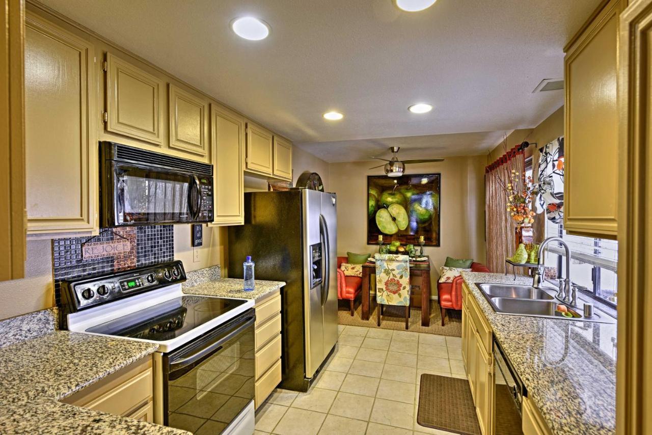 Townhome With Mountain Views And Patio
