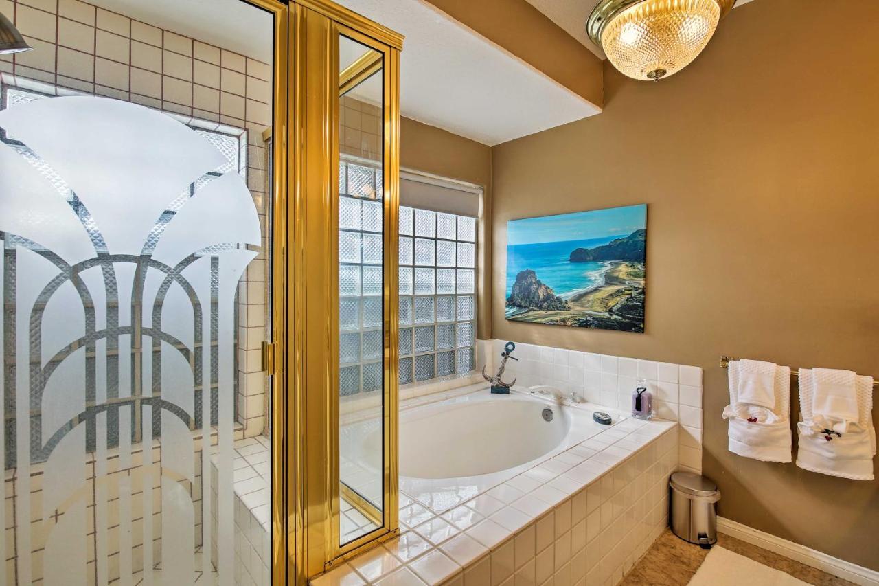 Poolandspa, Theater And Views Home! Holiday home Palm Desert