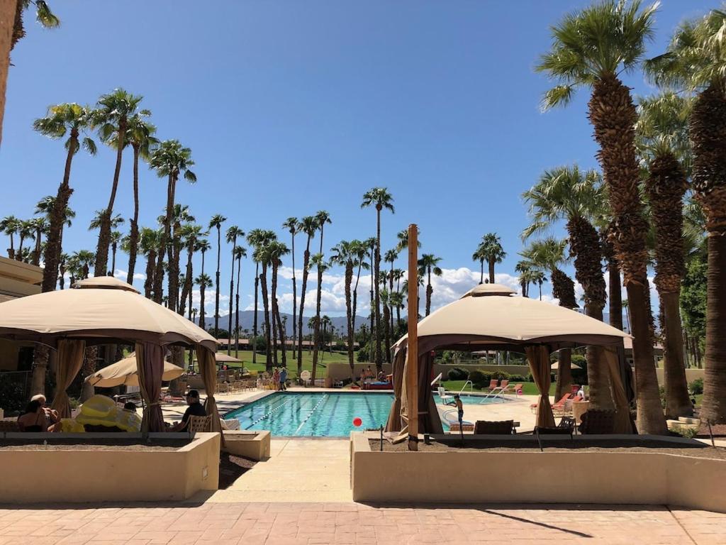 Palm Valley Country Club, Pickleball, Tennis, Gym, Clubhouse, Swimming Pools, Lux, Spac 2 Bdrms Den 2 Ba Holiday home Palm Desert