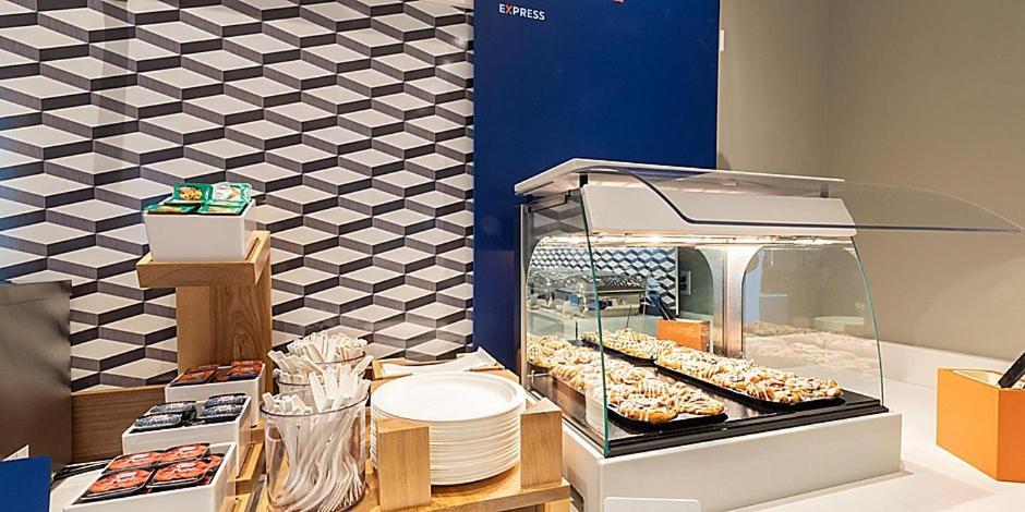 Express & - Millennium By Ihg Hotel Palm Desert