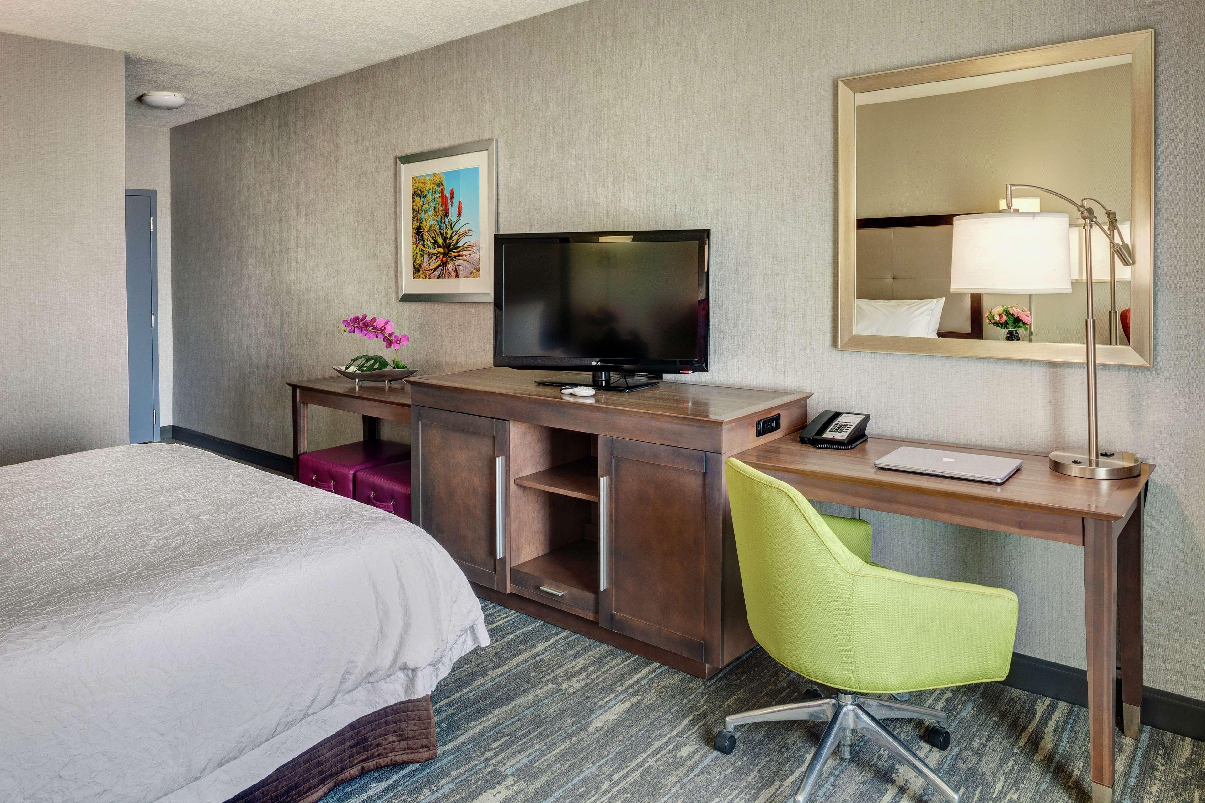 Hampton & 3* Palm Desert