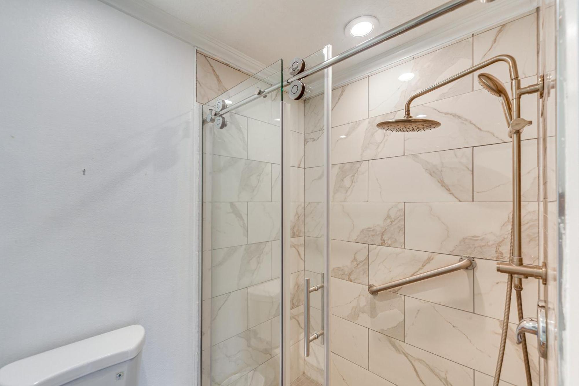 Apartment With Pool Access - Near Golfing! *