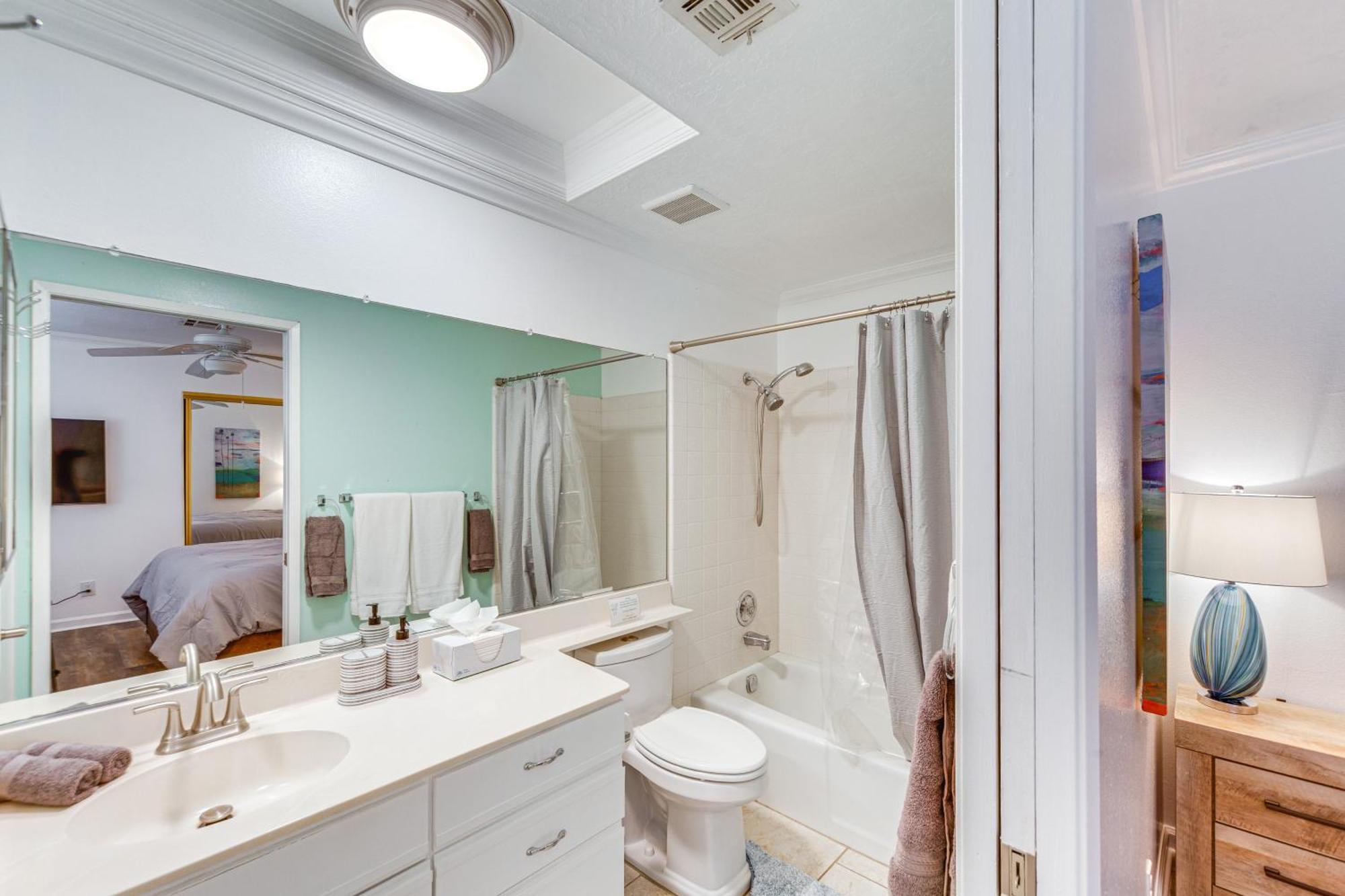 Apartment With Pool Access - Near Golfing!