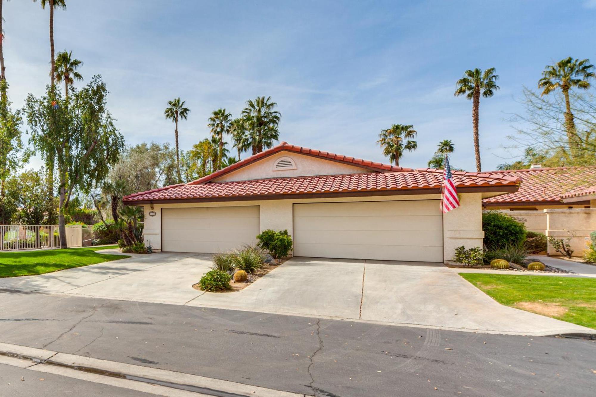 Apartment With Pool Access - Near Golfing! *