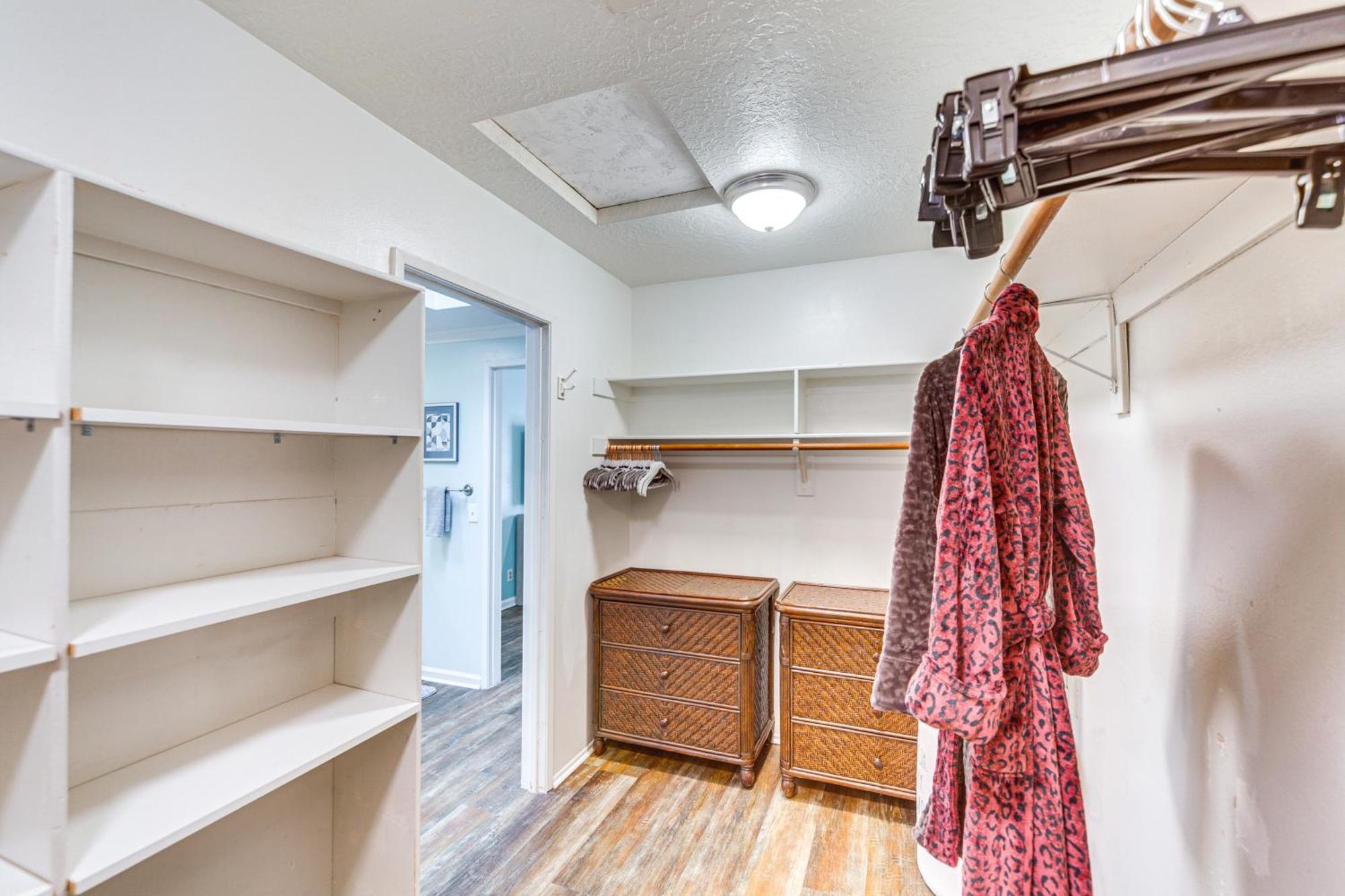 Apartment With Pool Access - Near Golfing! *